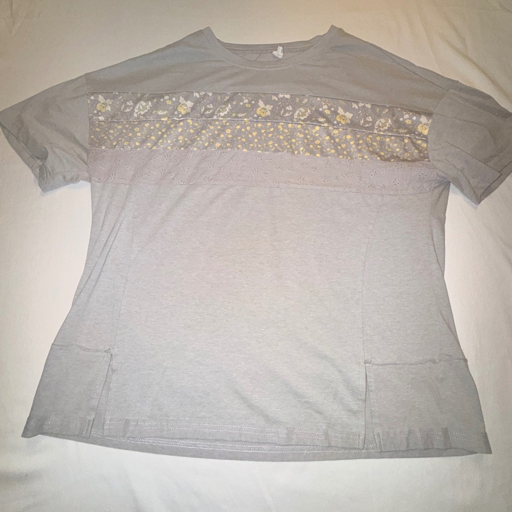 Evaless Floral Eyelet Mixed Media T-Shirt‎ Women S Grey Good Boho Slit Hem
